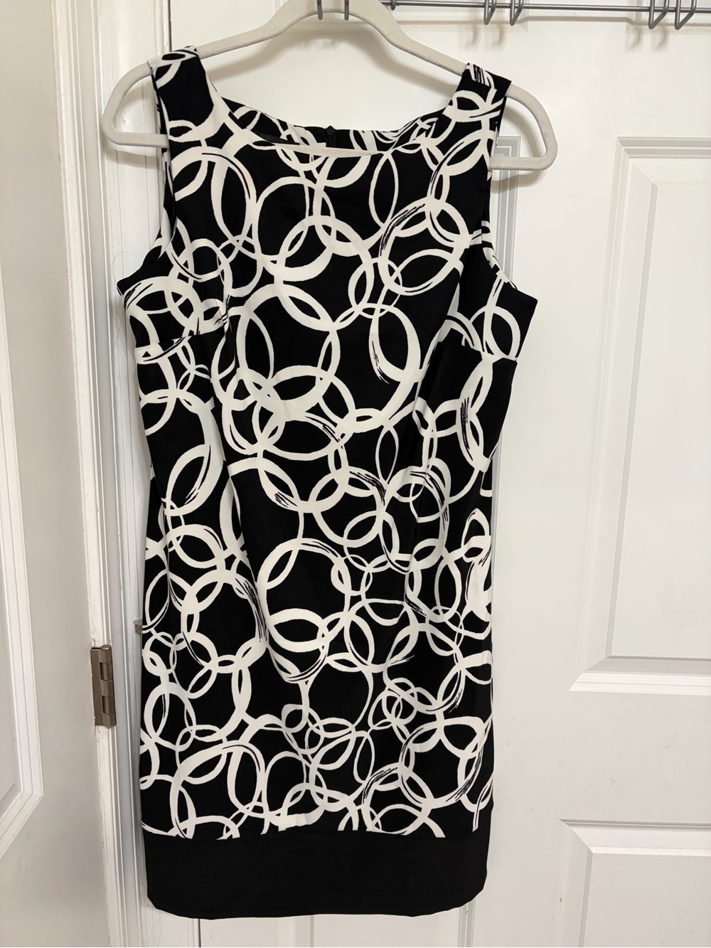 AB Studio Black & White Sleeveless Ring-Print Sheath Dress